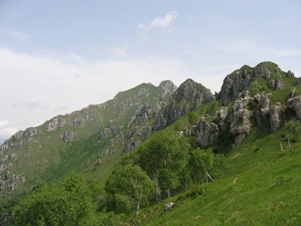 La cima del Monte due Mani vista dal sentiero, a destra si nota il facile percorso di cresta
