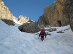 Per prendere la via pi comoda, occorre superare a sinistra il roccione e poi traversare a destra al di sopra di esso imboccando il piccolo canalino di destra