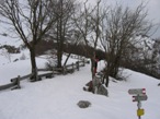Il bivio lungo la traccia ben evidente per il percorso invernale al Grignone