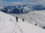 L'arrivo in cresta con la suggestiva e aerea vista della Valsassina verso Pasturo sommersa dalle nuvole