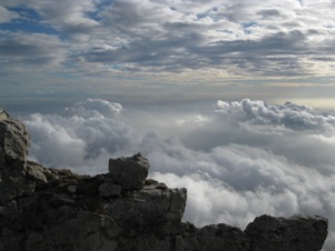 Vista sopra le nuvole da uno dei torrioni della Cresta Segantini