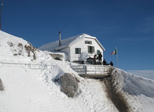 Il Rifugio Brioschi sulla vetta del Grignone