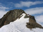 La cima vista dall'uscita della parete, si risalgono le facili roccette per raggiungere la sommit