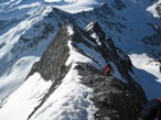 La cresta affilata del collo di Bottiglia, pi in fondo c' il Passo di Bottiglia