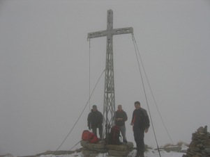 La cima del Monte Tovo avvolta dalle nuvole