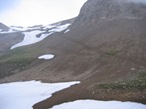 La traccia di sentiero che appena sopra il rifugio conduce alla sella di fronte