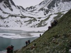 Il lago di Sruer ancora semi ghiacciato in estate