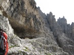 Il lungo sistema di cenge del sentiero attrezzato che porta al Rifugio Pian di Cengia