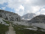 Il largo sentiero che porta al Rifugio Pian di Cengia