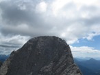 Dalla cima nord lo sguardo va verso la cima principale, con la cresta di salita della via normale