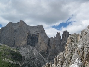 Il Catinaccio, la cima Nord  quella a destra con il profilo della via seguita