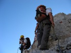 Verso la prima sella panoramica, passaggi di roccia pi accentuati e lunghi.