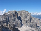 Di fronte la Cima Tosa. Dopo il nevaio si percorre la cengia che su percorso pi facile ci porta alla base della parete sud della cima Brenta.