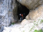 Lungo il percorso si incontra una bella grotta scavata nella roccia