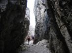 All'uscita della grotta si passa attraverso una bella gola rocciosa. Il sentiero poi si ricongiunge a quello percorso all'andata per il Tuckett