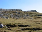 La collinetta da salire per arrivare all'attacco della ferrata