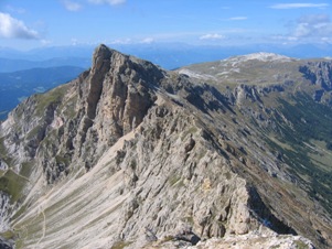 La cresta rocciosa del Maximilianweg vista dalla cima del dente di Terrarossa