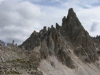 Le torrette di roccia sotto la cima del Paterno, dove il sentiero passa proprio a fianco di esse