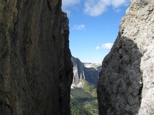 La suggestiva spaccatura che si incontra lungo il ponte sospeso della ferrata Tridentina