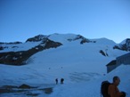 La partenza dal Rifugio Q. Sella. Sullo sfondo si nota il Castore e la sua lunga cresta sud-est