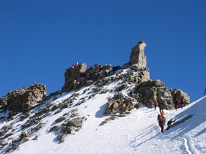 La vetta del Gran Paradiso, si nota la folla che sale e che scende dalla piccola cima