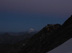 In prossimit del rifugio Gnifetti si prosegue dritti superando il dosso e portandosi a fianco della bastionata rocciosa