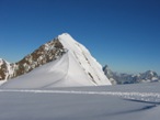 Giunti al colle del Lys, l'impressionante ed elegante cresta dei Lyskamm