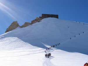 La Punta Gnifetti vista dal Colle Gnifetti. Si nota la sagoma inconfondibile della Capanna Margherita