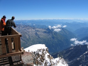 La vista verso oriente e la valle di Macugnaga dalla balconata del Rifugio pi alto d'Europa