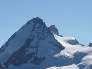 Il Dent d'Herns in primo piano e il Cervino che spunta timidamente alla sua destra