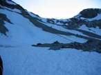 Partendo dal rifugio si segue la direzione est / nord-est in direzione della forcella