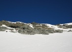 superate le roccie si entra nel più ampio ghiacciaio del Morion, in alto si notano i resti della Capanna Defey