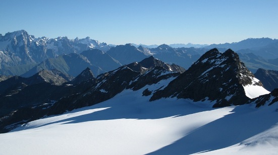 Il ghiacciaio del Ruitor lungo la cresta spartiacque della Valgrisenche. Per fare l'anello del ruitor occorre scendere al termine del ghiacciaio e risalire il colle di Planaval (a destra)