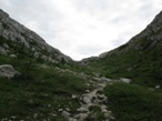 L'ampia valletta che porta al Passo Elbel, visibile sullo sfondo
