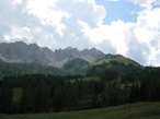 Ormai vicini al Rifugio Fabbro che si trova ai piedi delle montagne rocciose sullo sfondo