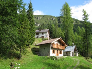 Il Rifugio Giaf sopra e una piccola baita sotto.