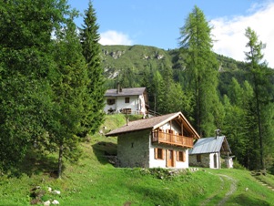 Il Rifugio Giaf sopra e una piccola baita sotto.