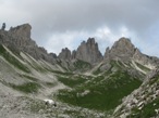 La bella conca con sullo sfondo la meta della tappa