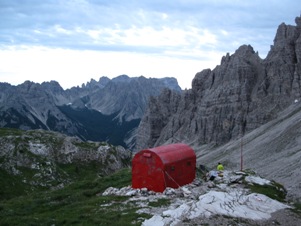 Il Bivacco Marchi Granzotto e sullo sfondo il Pramaggiore