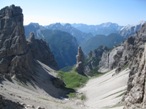 Dalla forcella di Valmontanaia la vista si apre sull'omonimo campanile