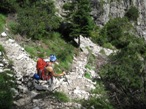 La discesa della Valmontanaia lungo lo stretto canale che porta ai sottostanti piani del Rifugio Pordenone