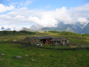 L'alpe Acquanera, con la sua vista sul Monte Disgrazia