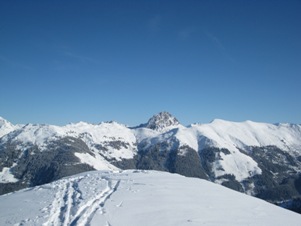 La vista dalla cima verso est, con le belle cime rocciose