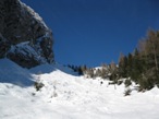 L'ampio canale sottostante la parete nord del Pizzo di Petto. A destra si intravede il bosco dove invece corre la carrozzabile