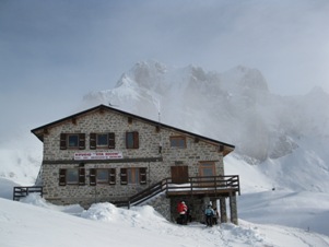 Il Rifugio Tita Secchi con alle spalle il Blumone