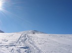 Raggiunto il pendio della seggiovia, si punta verso la vicina cima del Monte Cazzola