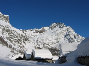 Le baite dell'Alpe Devero sommerse dalla neve