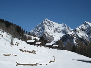 Le belle e stupende case Walser nei pressi di Foll, sullo sfondo la cima del Monte Tagliaferro