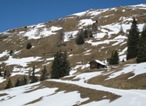 Gli alpeggi di Foppa, a sinistra la strada che conduce a Glattemberg assolutamente sconsigliata in caso di neve (notare i paravalanghe). si svolta a destra e si risale in direzione nord-est