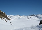 Il Pianoro del Lai da Vons ghiacciato e innevato, a sinistra la continuazione del percorso